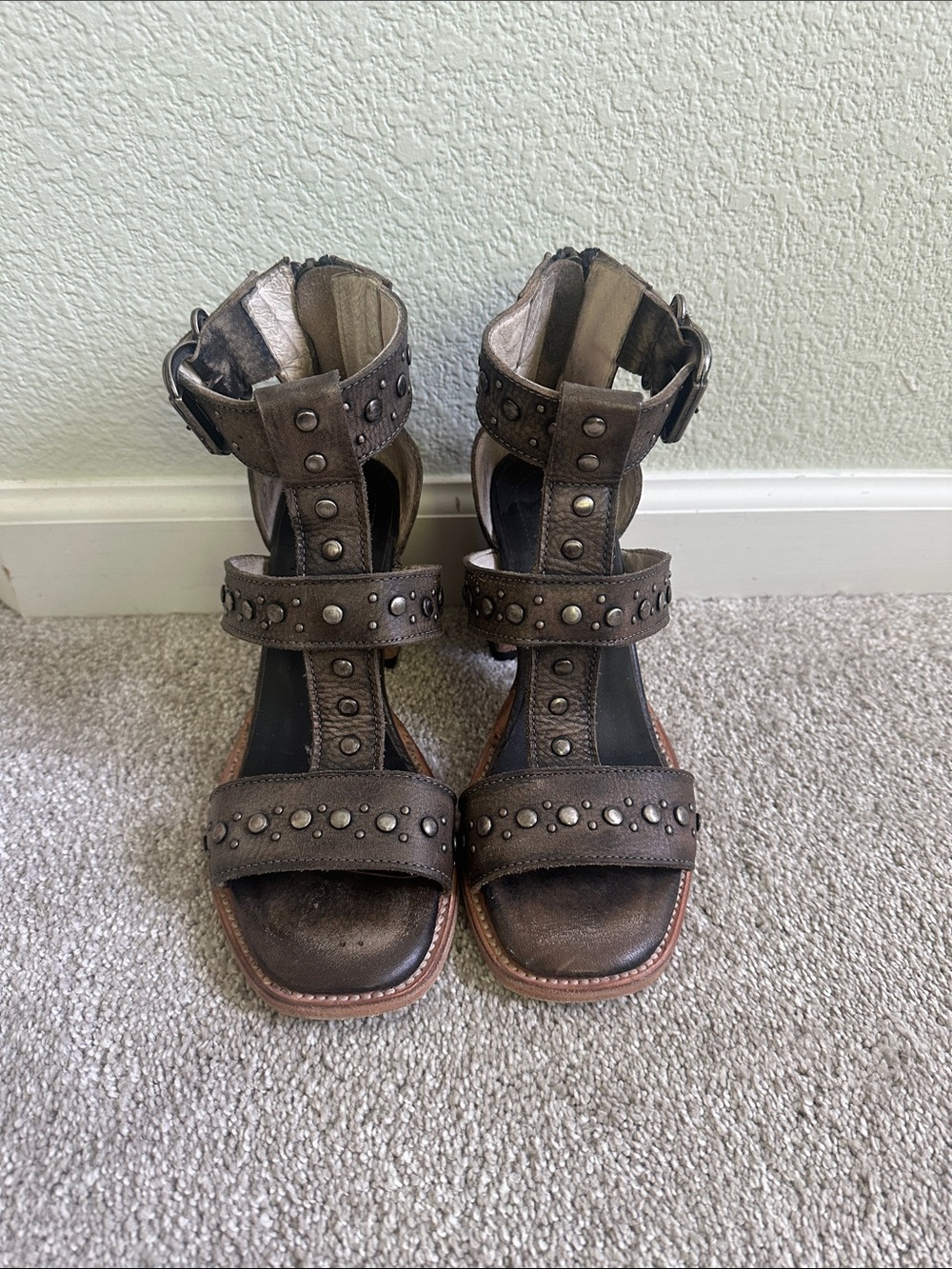FREEBIRD Jade Sandals in distressed black (size 7)